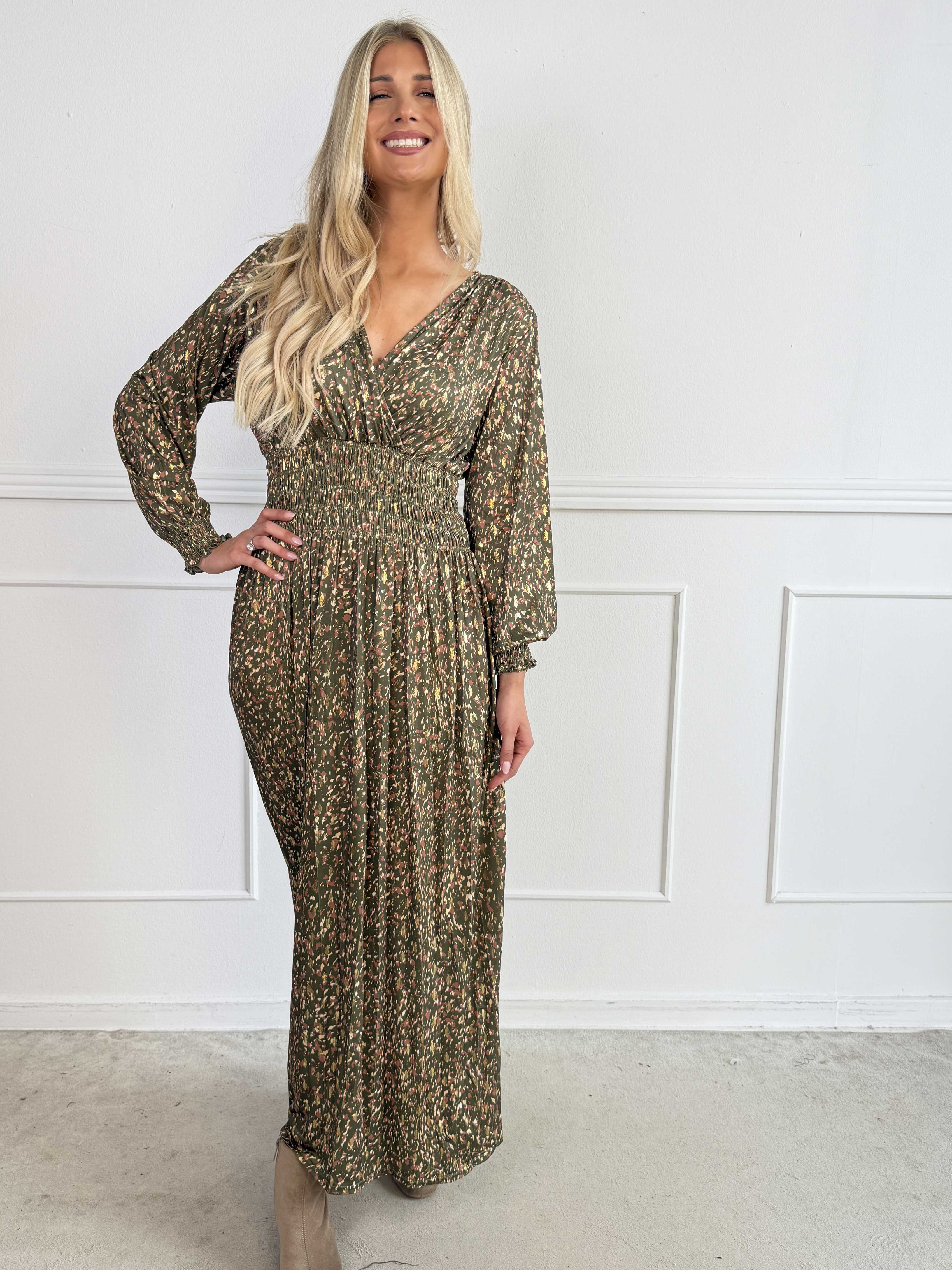 Pams Speckle L/S - Smuk kjole med farverigt mønster og elegante gulddetaljer